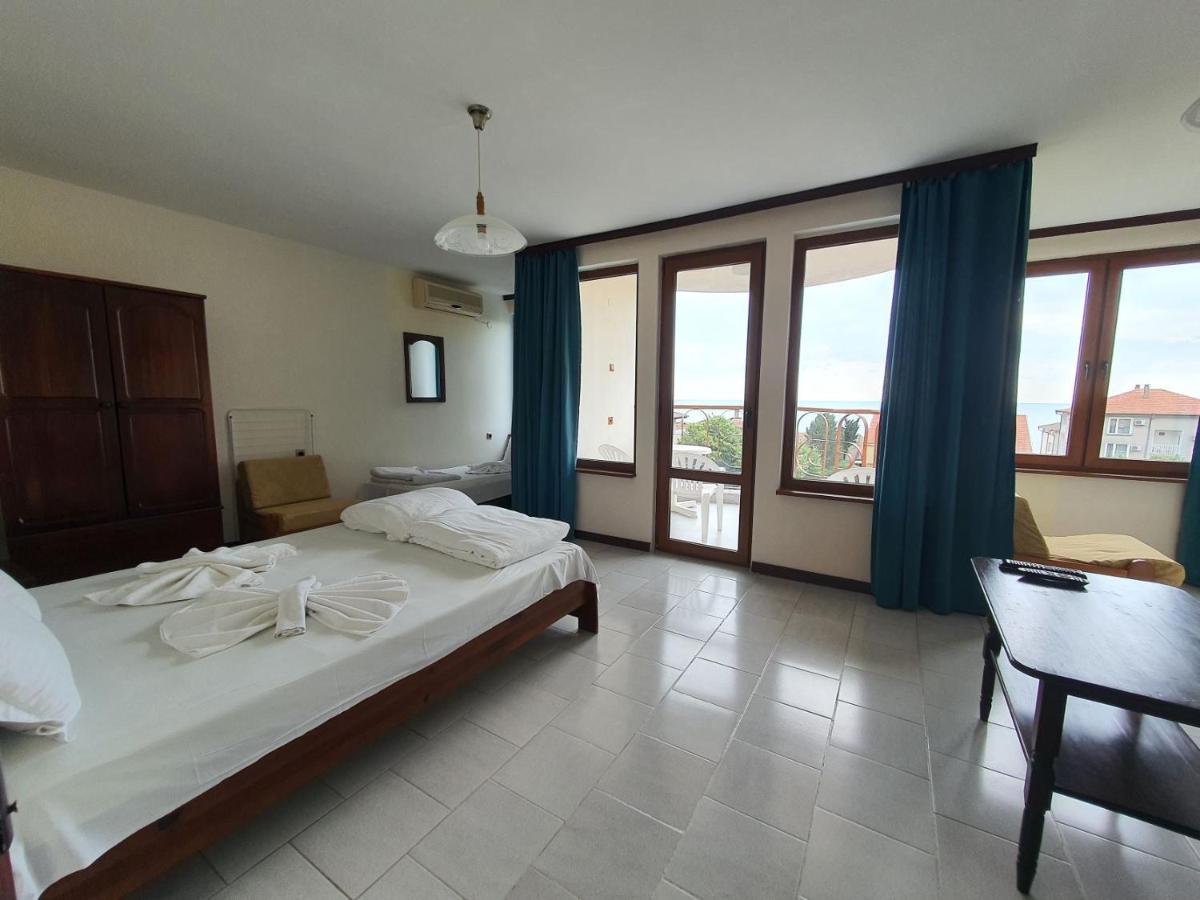 Lazur Hotel Равда Экстерьер фото