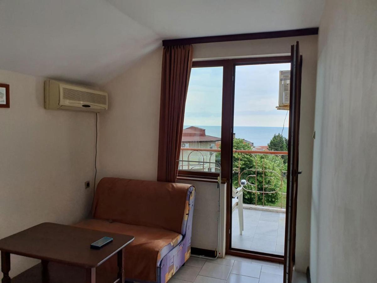 Lazur Hotel Равда Экстерьер фото